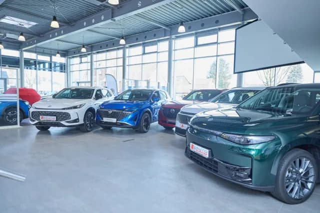 Ausstellung im Autohaus Auto Schrader Garbsen: Neuwagen-SUVs von MG, Nissan, Mazda und Leapmotor