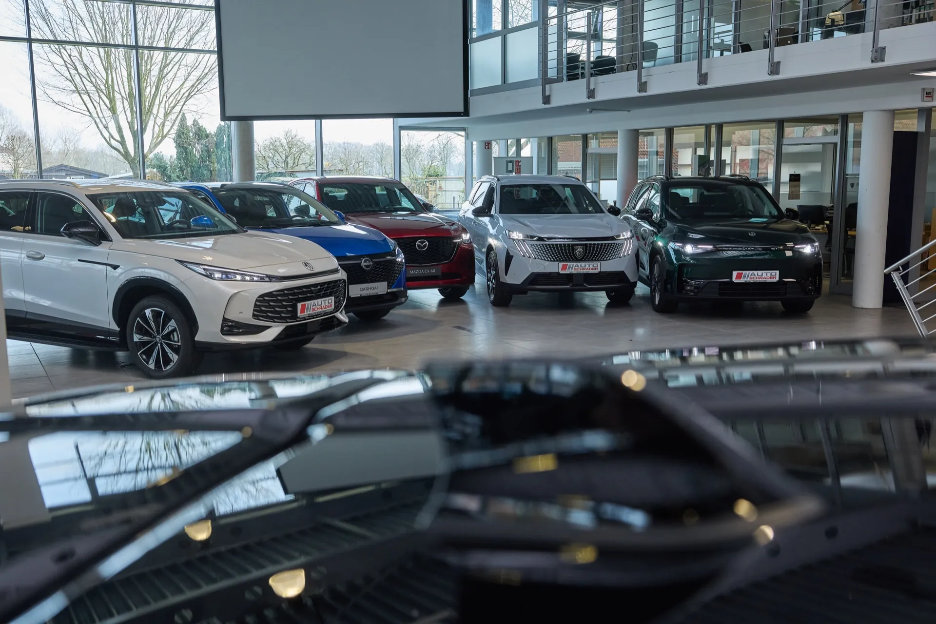 Neuwagen im Showroom Auto Schrader Garbsen: MG, Nissan Qashqai, Mazda CX-60, Peugeot und Leapmotor