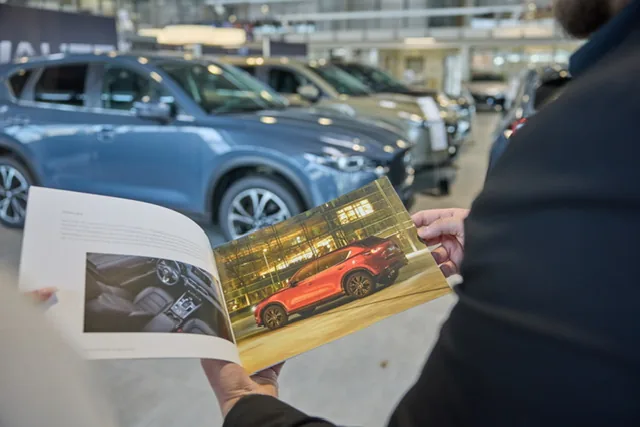 Beratung vor der Probefahrt: Mazda CX-5 Prospekt im Showroom Auto Schrader Garbsen