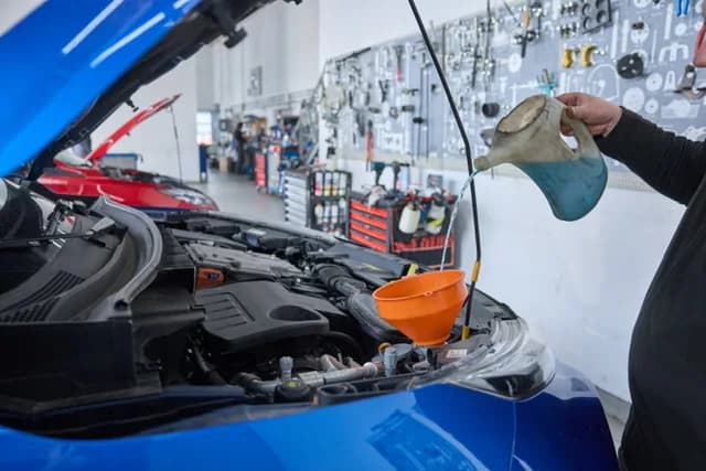 Ölwechsel in der Auto Schrader Werkstatt Garbsen – Motoröl wird nachgefüllt