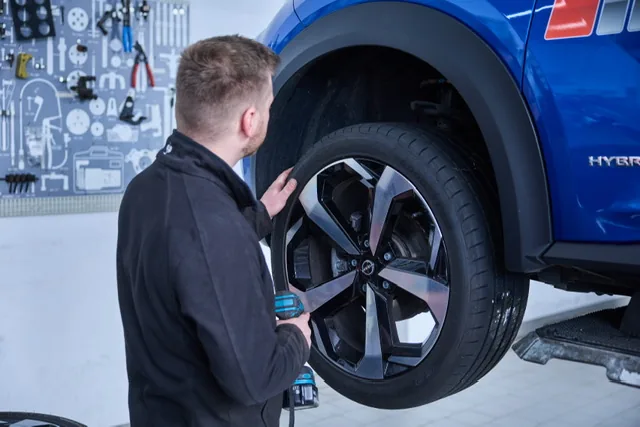 Reifenwechsel an einem Nissan Qashqai auf der Hebebühne in der Auto Schrader Werkstatt