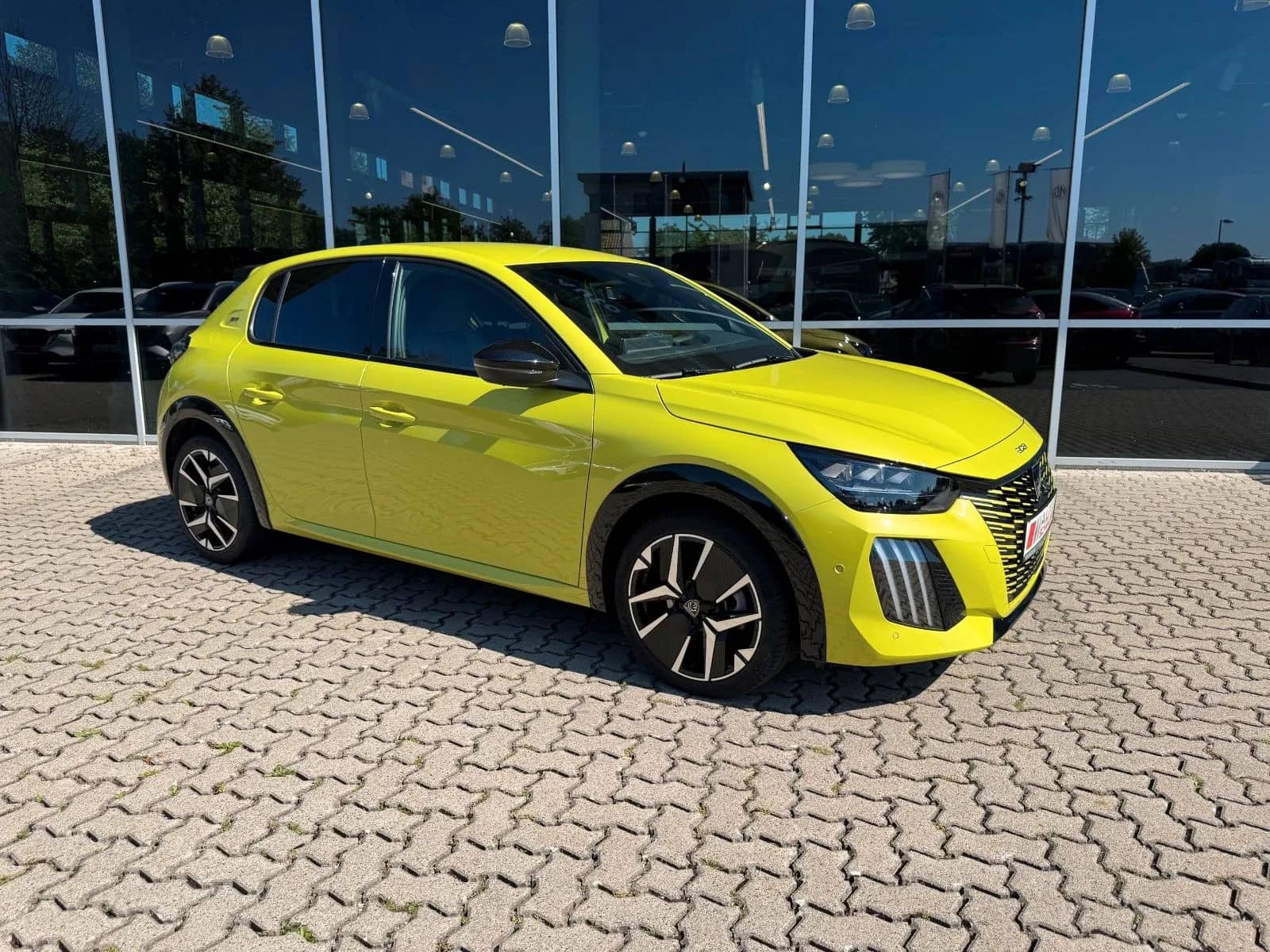 PEUGEOT 208